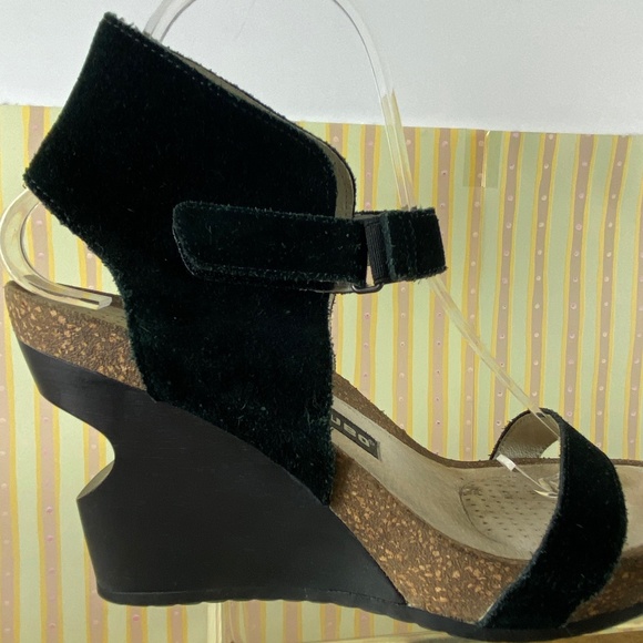 Tsubo Tehina Suede Leather Sandals - Picture 7 of 16